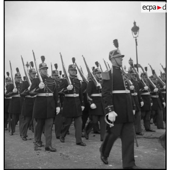 1er régiment d'infanterie de la garde républicaine, escortant les cercueils.