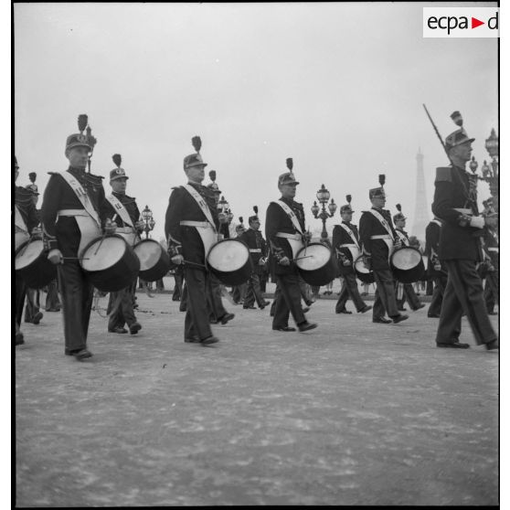 Fanfare de la garde républicaine du convoi funéraire des 15 cercueils des combattants de 1939-1945.<br>
