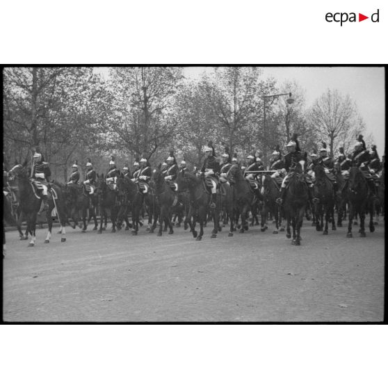 La garde républicaine à l'arc de Triomphe.