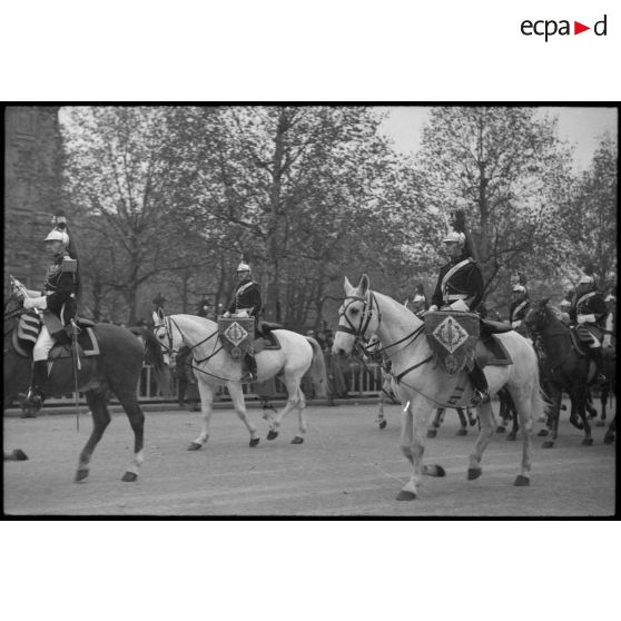La garde républicaine à l'arc de Triomphe.