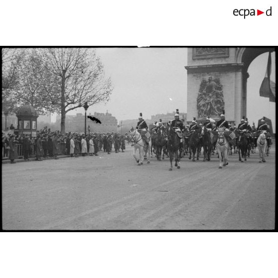 La garde républicaine à l'arc de Triomphe.