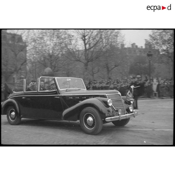 Arrivée du général De Gaulle en voiture sur la place de l'Etoile.