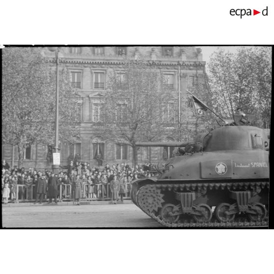 Char Sherman M4 défilant à l'arc de Triomphe.