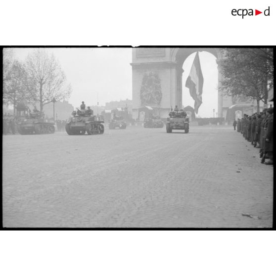 Défilé de blindés à l'arc de Triomphe : Stuart M5 A1.
