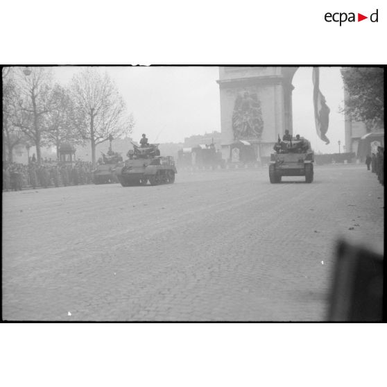 Défilé de blindés à l'arc de Triomphe : chars M3 Stuart.