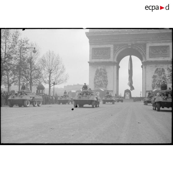 Défilé de blindés à l'arc de Triomphe : automitrailleuses M8.