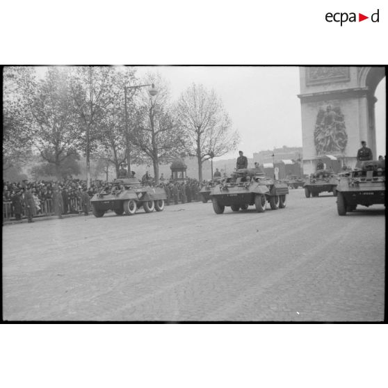 Défilé de blindés à l'arc de Triomphe : automitrailleuses M8.