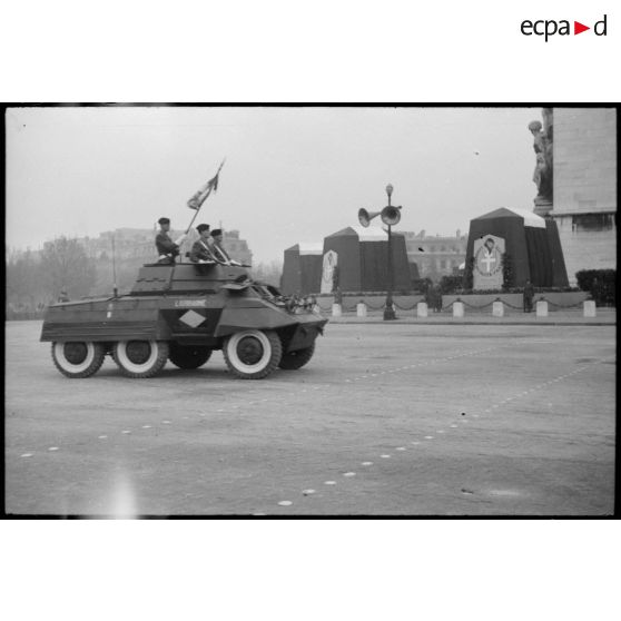 Défilé de blindés à l'arc de Triomphe : automitrailleuses M8.