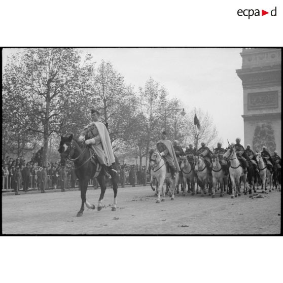 Défilé de spahis à l'arc de Triomphe.