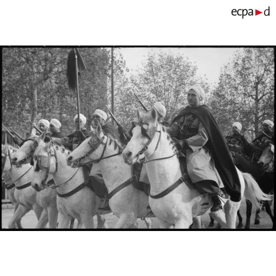 Défilé de spahis à l'arc de Triomphe.