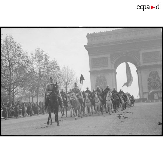 Défilé de spahis à l'arc de Triomphe.