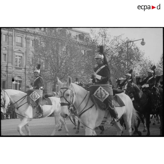 La garde républicaine à l'arc de Triomphe.