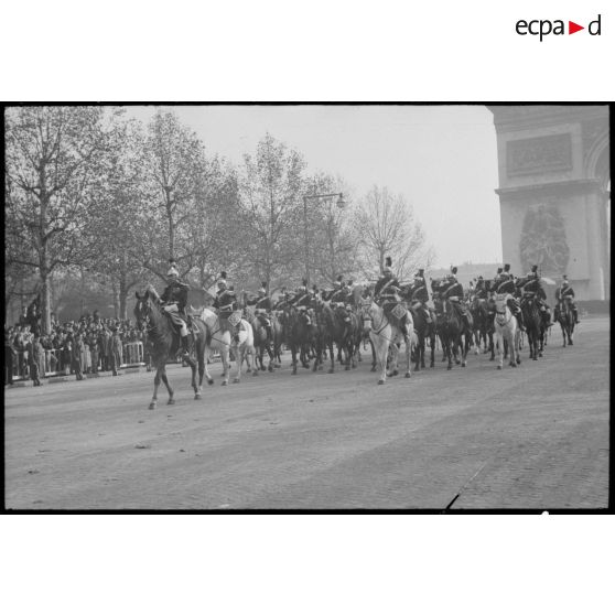 La garde républicaine à l'arc de Triomphe.