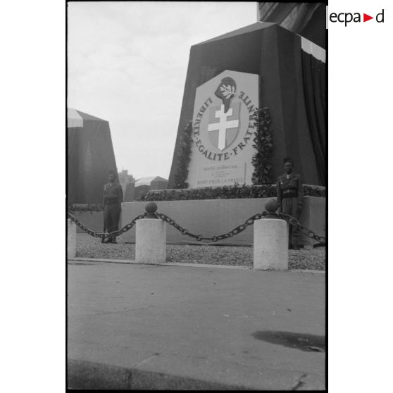 Vue d'un cénotaphe placé autour de l'arc de Triomphe à la cérémonie du 11 novembre 1945.