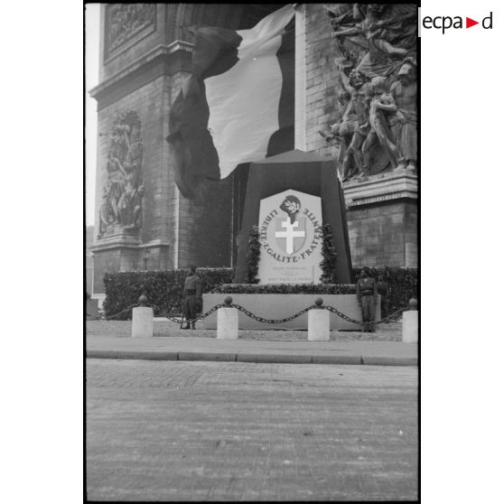Vue d'un cénotaphe placé autour de l'arc de Triomphe à la cérémonie du 11 novembre 1945.