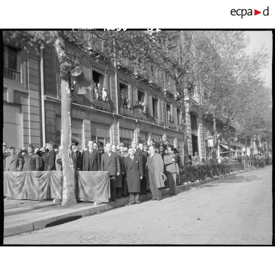 Tribune des autorités lors de l'inauguration de l'avenue Franklin Roosevelt.