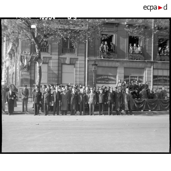 Les autorités pendant le défilé célébrant l'inauguration de l'avenue Franklin Roosevelt.