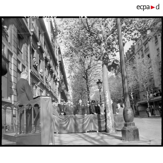 Discours de l'ambassadeur des Etats-Unis et vue d'une partie de la tribune.