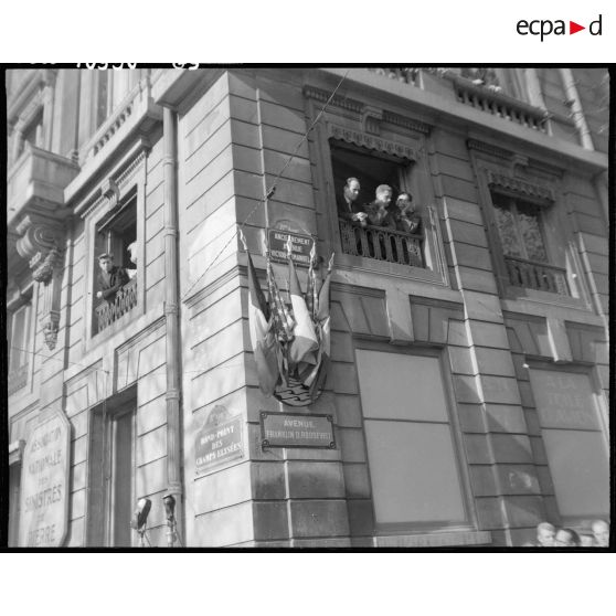 Plaques des avenues lors de l'inauguration de l'avenue Franklin Roosevelt, surmontées des drapeaux alliés.