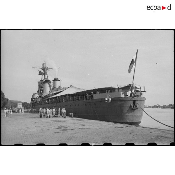 Le Suffren dans le port de Saigon.