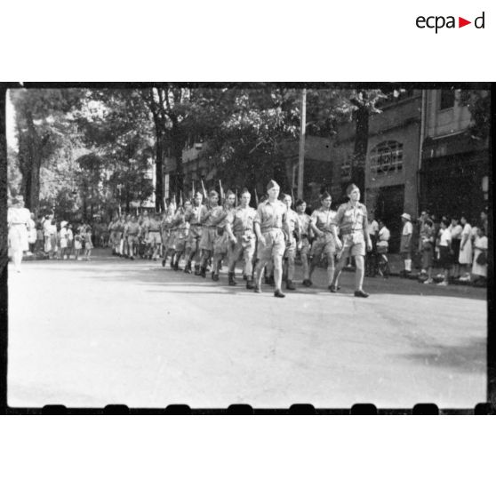 Défilé de la 2e DB à Saigon.