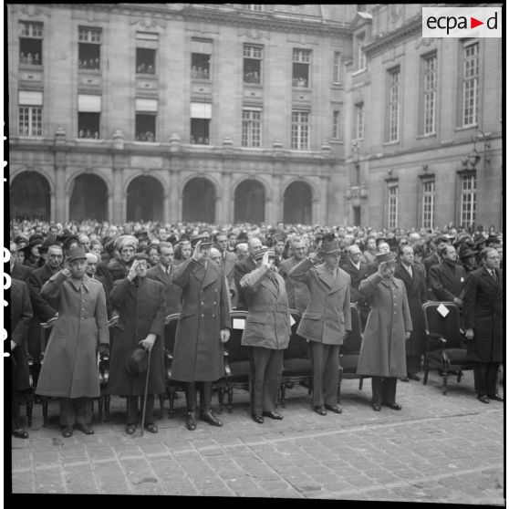 Vue de l'assistance avec généraux au premier plan.