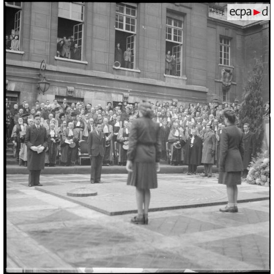 Hommage devant la dalle du souvenir, dans la cour d'honneur de la Sorbonne.