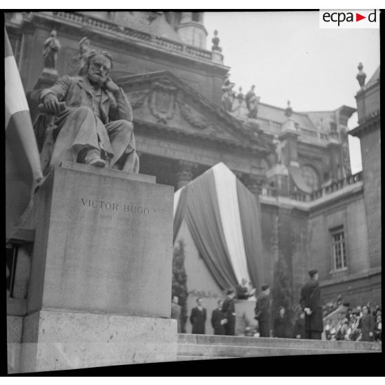 Statue de Victor Hugo dans la cour d'honneur de la Sorbonne.