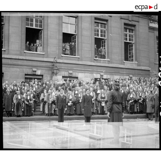 Hommage devant la dalle du souvenir, dans la cour d'honneur de la Sorbonne.