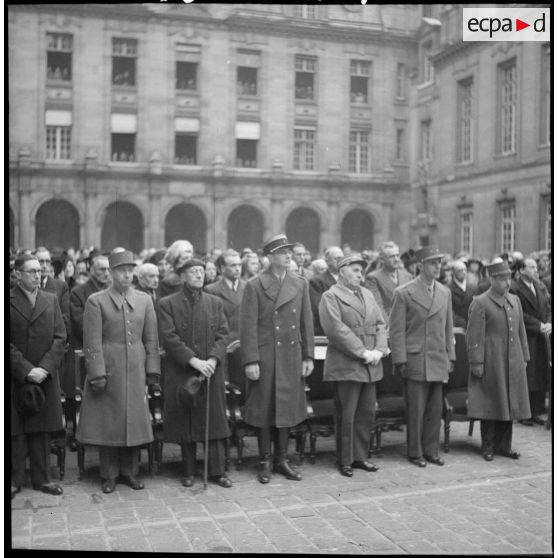 Vue de l'assistance avec généraux au premier plan.