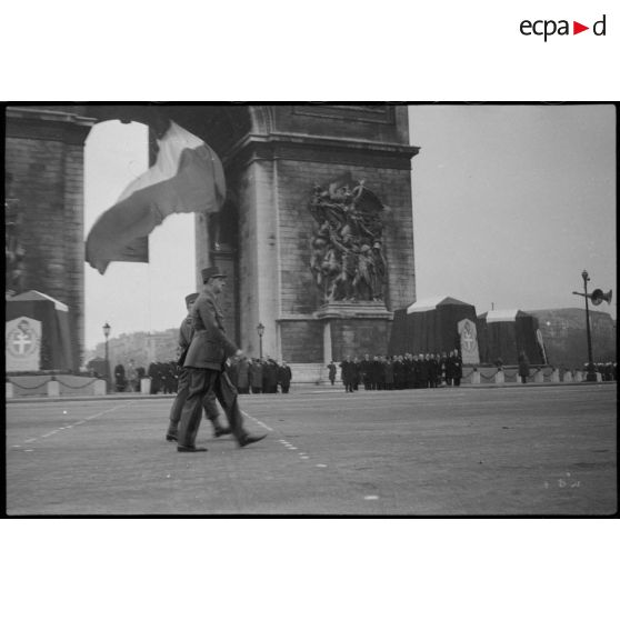 Le général De Gaulle au pied de l'arc de Triomphe.