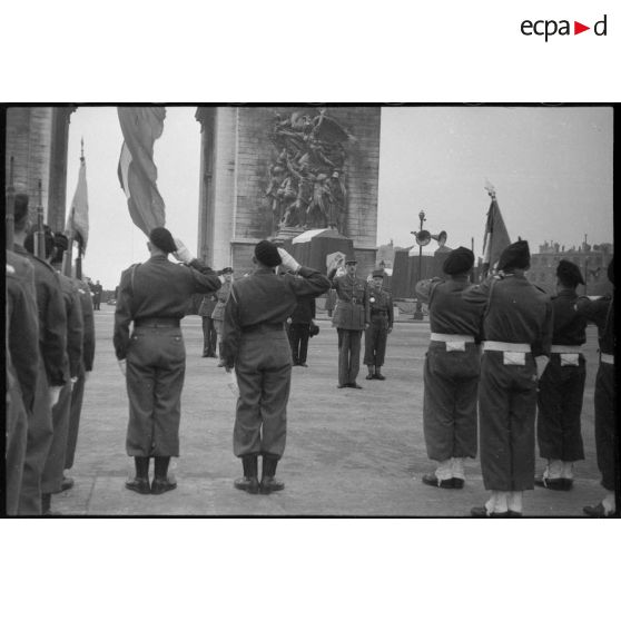 Salut au drapeau par le général De Gaulle.