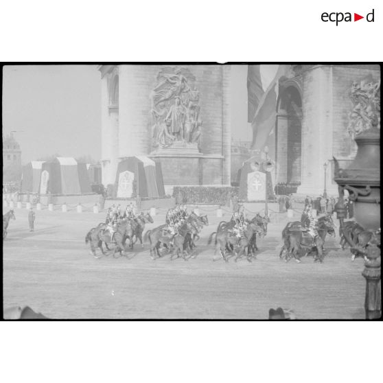 Passage de la garde républicaine au pied de l'arc de Triomphe.