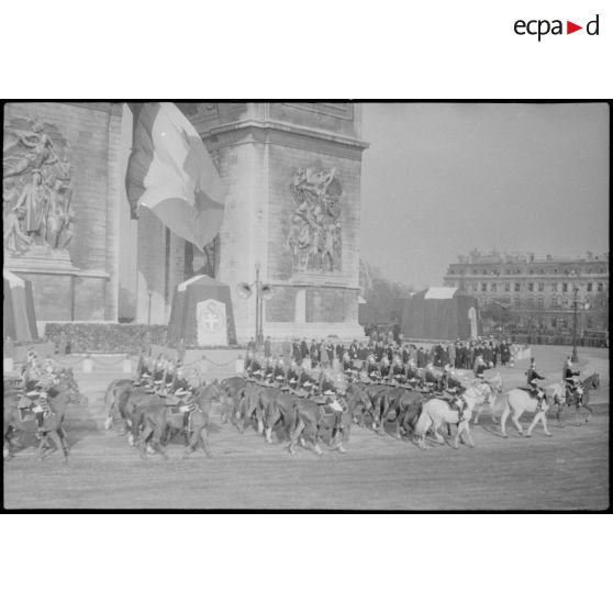 Passage de la garde républicaine au pied de l'arc de Triomphe.