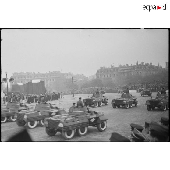 Défilé de blindés : automitrailleuses M8.