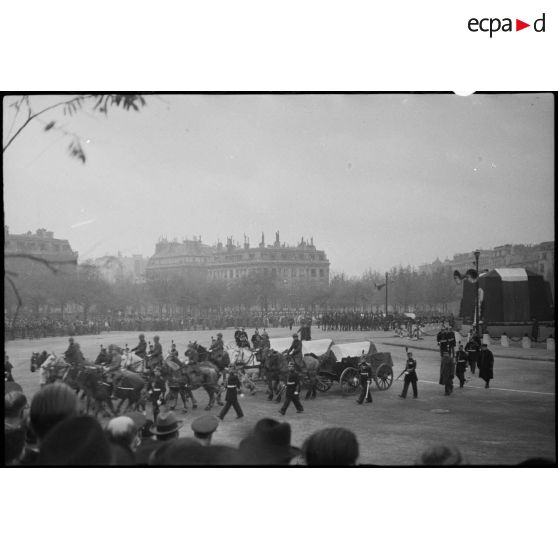 Escorte des cercueils des combattants morts de 1939-1945 à la cérémonie du 11 novembre 1945.