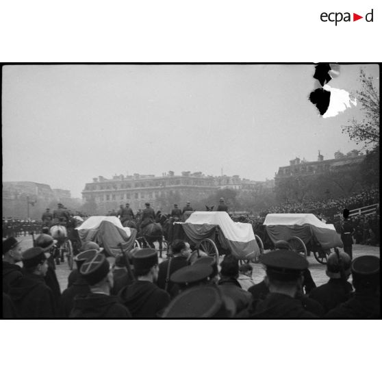 Cercueils tirés par des chevaux.