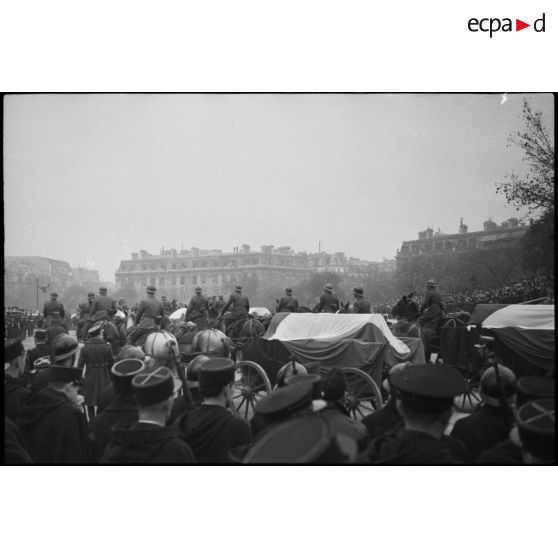 Cercueils tirés par des chevaux.