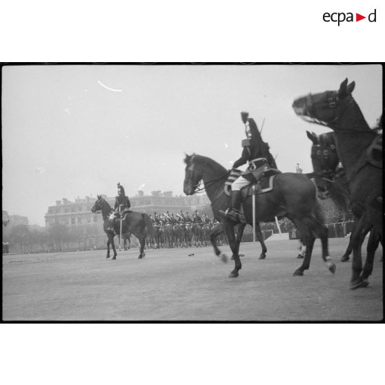 Garde républicaine escortant les cercueils.