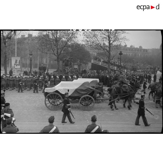 Passage du convoi funéraire transportant les cercueils choisis pour représenter les morts de 1939-1945.