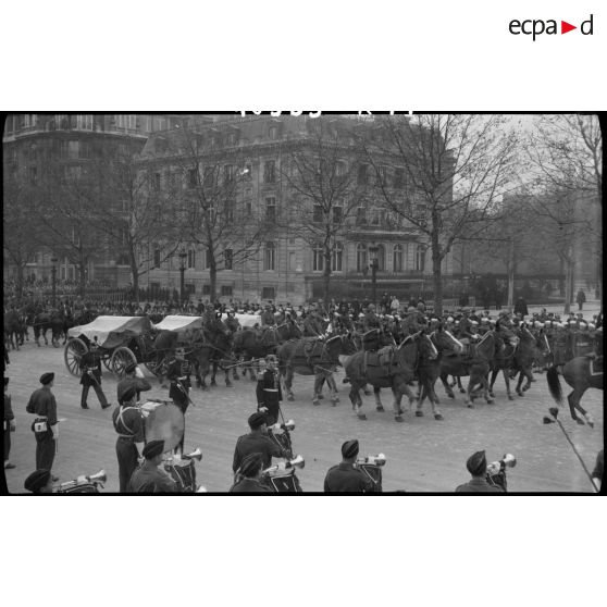 Passage du convoi funéraire transportant les cercueils choisis pour représenter les morts de 1939-1945.