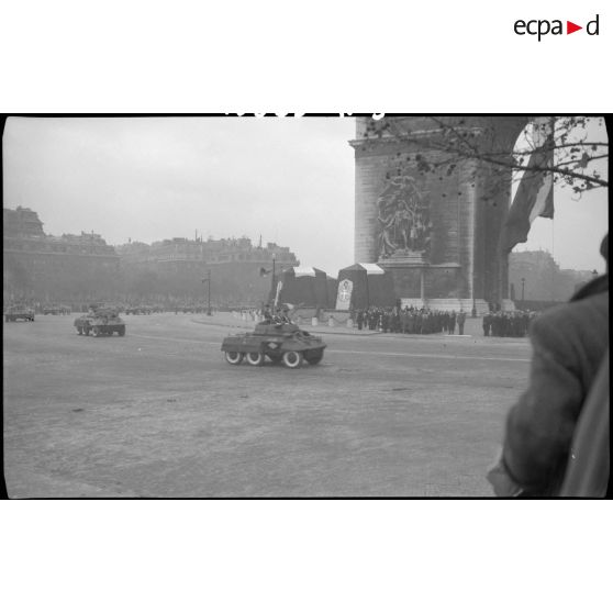 Défilé de blindés : automitrailleuses M8.