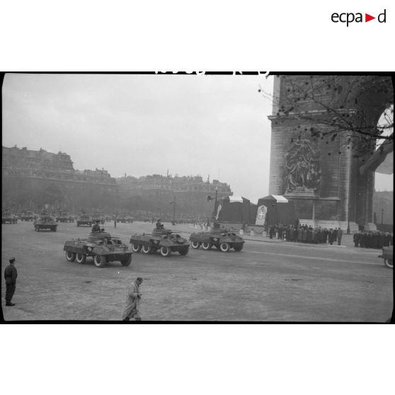 Défilé de blindés : automitrailleuses M8.