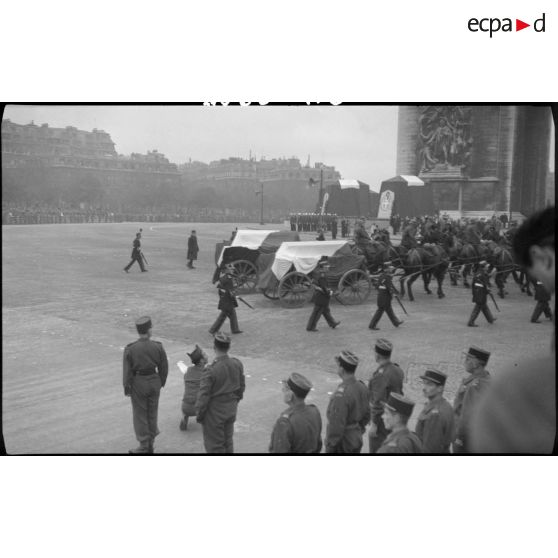 Passage du convoi funéraire transportant les cercueils choisis pour représenter les morts de 1939-1945.