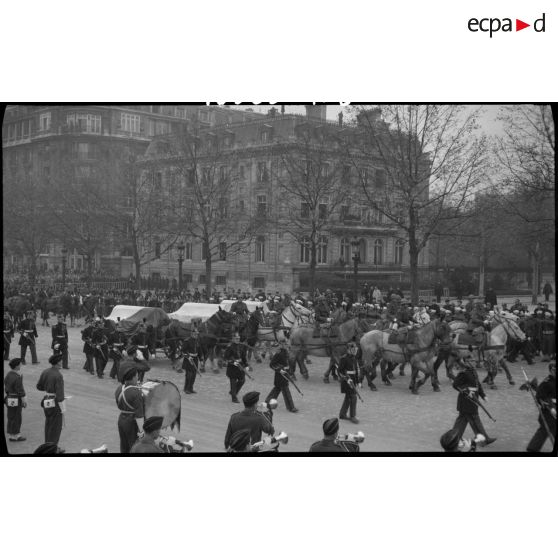 Passage du convoi funéraire transportant les cercueils choisis pour représenter les morts de 1939-1945.