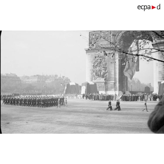 Défilé de l'école polytechnique à la cérémonie du 11 novembre 1945.