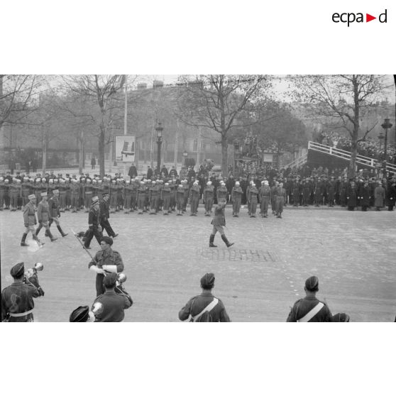 Arrivée des officiers place de l'Etoile.