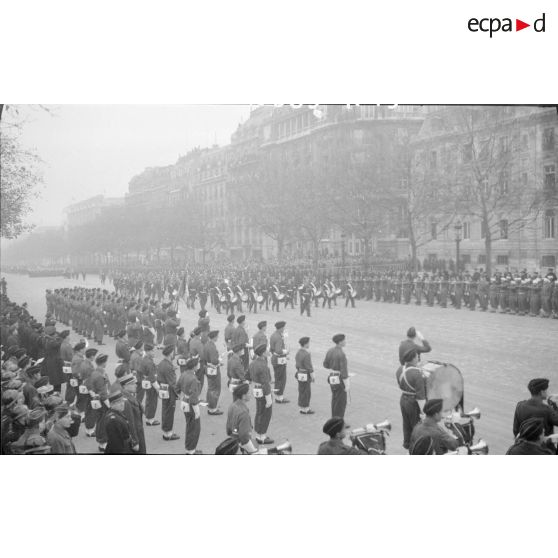 Défilé de la fanfare militaire à la cérémonie du 11 novembre 1945.
