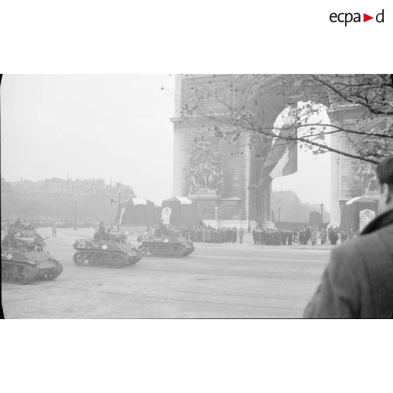 Défilé de blindés à la cérémonie du 11 novembre 1945 : chars M3 Stuart.