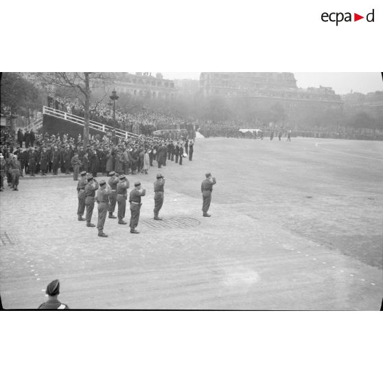 Salut des officiers arrivant place de l'Etoile.